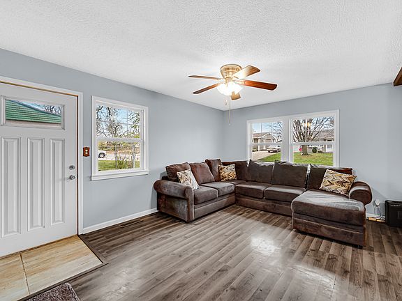 3rd image of 19 Evergreen Ln