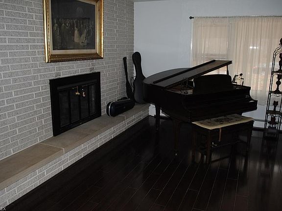 4th image of 32619 Groveland Dr
