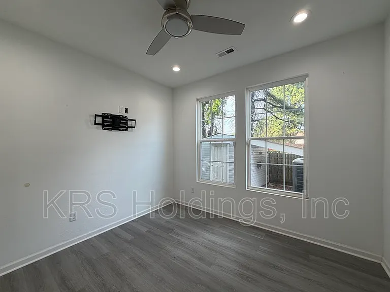 1010 Joyce St — Photo 6
