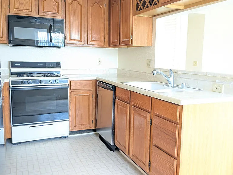 337 N Buena Vista St #202 — Photo 10