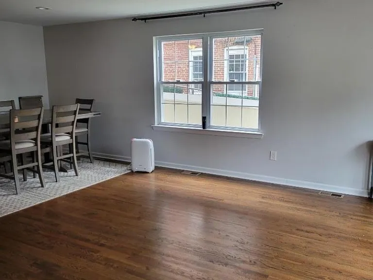 212 N Walnut St — Photo 2