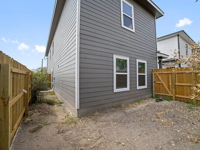 7226 Briar Pl — Photo 1