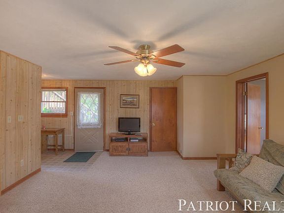 4th image of 161 Lakeside Dr