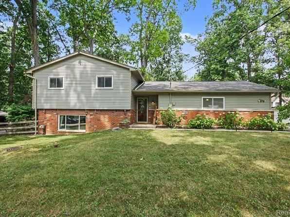 835 Oakgrove, Highland, MI 48356