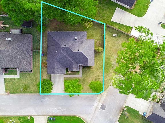 3rd image of 816 Keble Ln