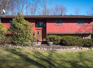 8 Lomond Ave, Chestnut Ridge, NY 10977