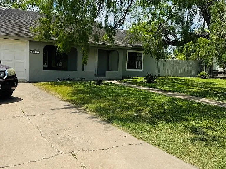 1201 Ben Lora Ln — Photo 2