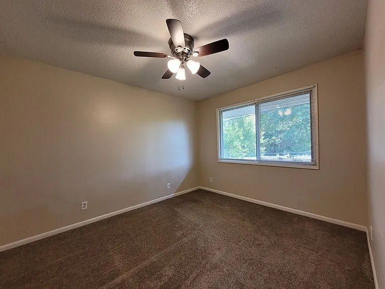 West Glen Apartments — Photo 29