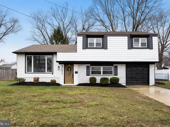 301 Cardinal Rd, Edgewater Park, NJ 08010