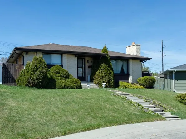 1132 E Hunterston Hl NW, Calgary, AB T2K 4N8
