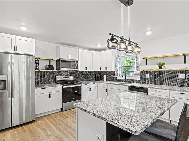 1077 Peeples St SW — Photo 6