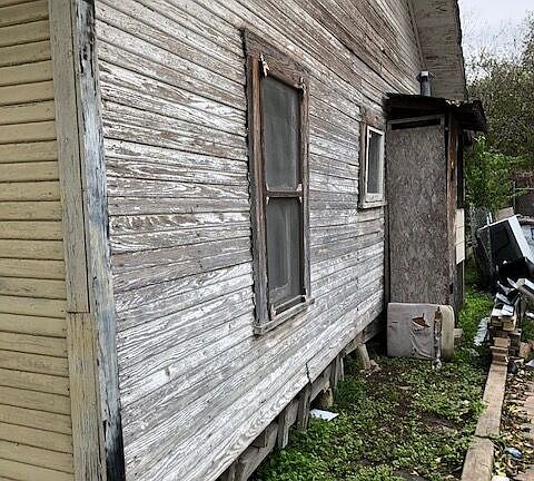 3rd image of 734 Lombrano St
