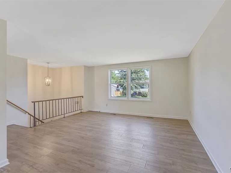 8256 Elaine Cir — Photo 3