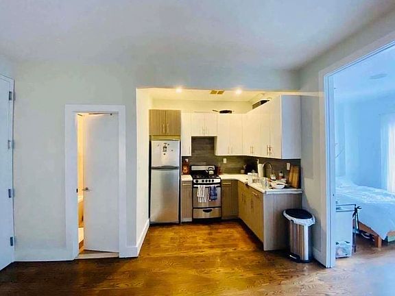 3rd image of 112 Manhattan Ave #4V