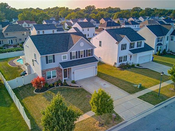 3rd image of 38 Pine Cove Dr