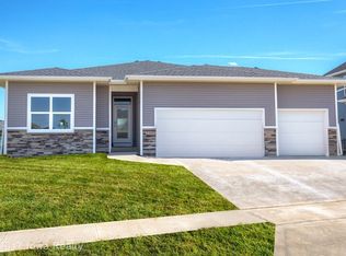 330 NE Fox Run Trl, Waukee, IA 50263