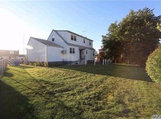 11 Ferney St, Hicksville, NY 11801