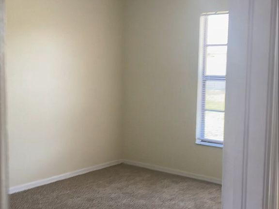 5th image of 613 SE 23rd Pl