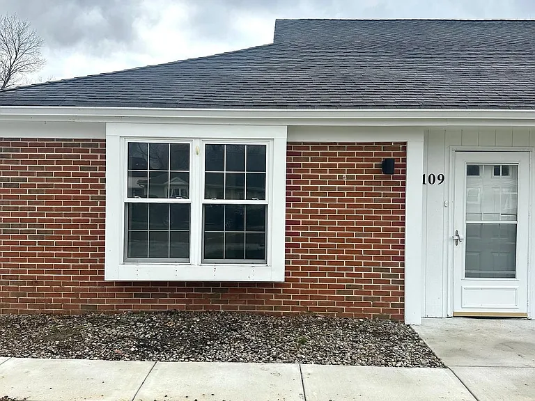 109 Franklin Dr — Photo 1