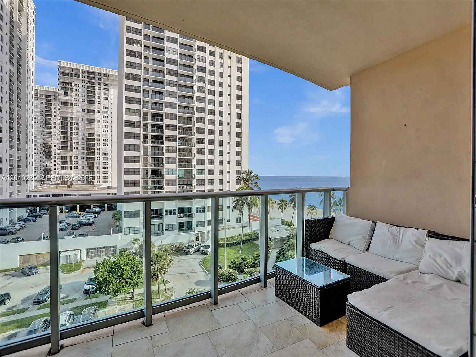 Wave Condo — Photo 2