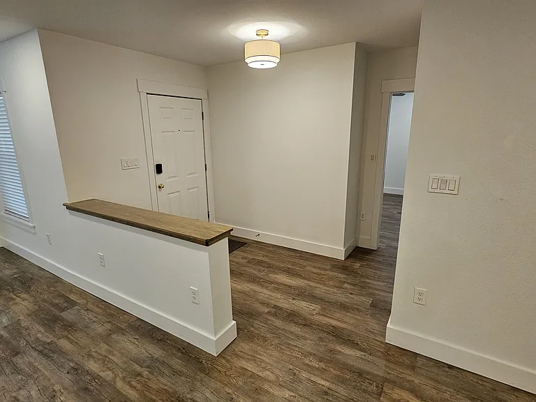 219 Edgevale Dr — Photo 2