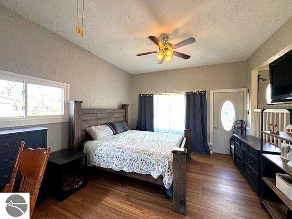 5th image of 214 Grafton Ave