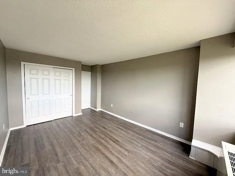 1102 Barclay Towers — Photo 10