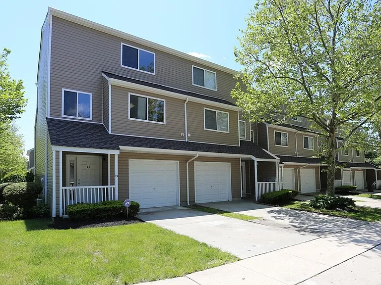 Northampton Crossing Apartments and Townhomes — Photo 5