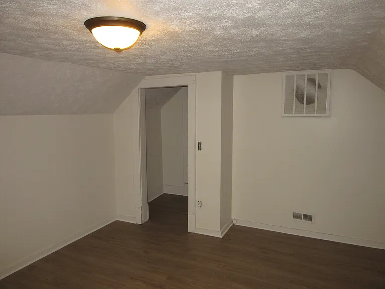 605 N Walnut St #B — Photo 9