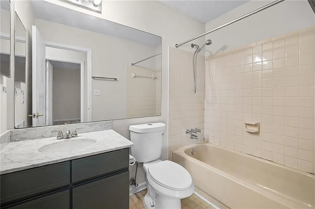 3 bed, 2.5 bath, 2148 sqft, $2,000 — Photo 2