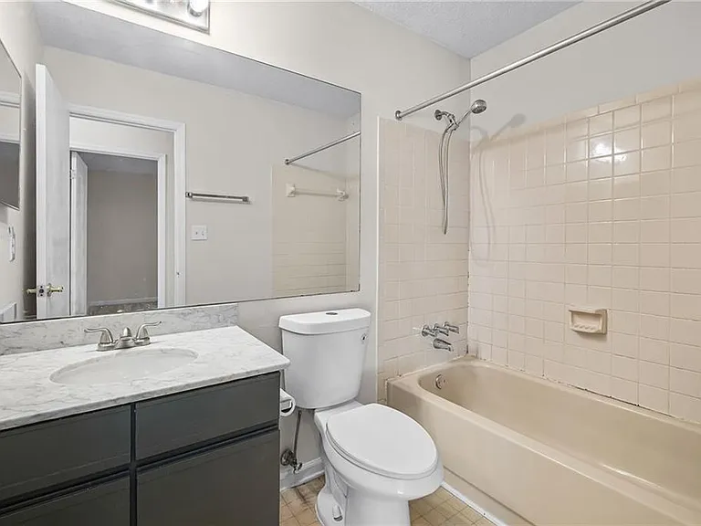 990 Chapman Ln — Photo 2