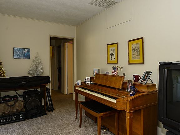 4th image of 1007 Riverton Dr