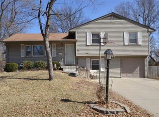 6817 Switzer Ln, Shawnee, KS 66203