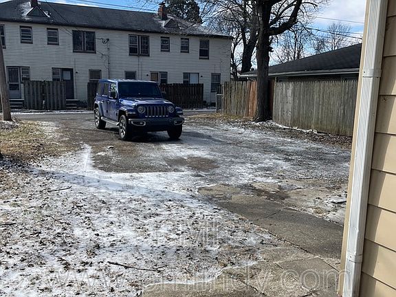 2nd image of 2319 1/2 Nichol Ave