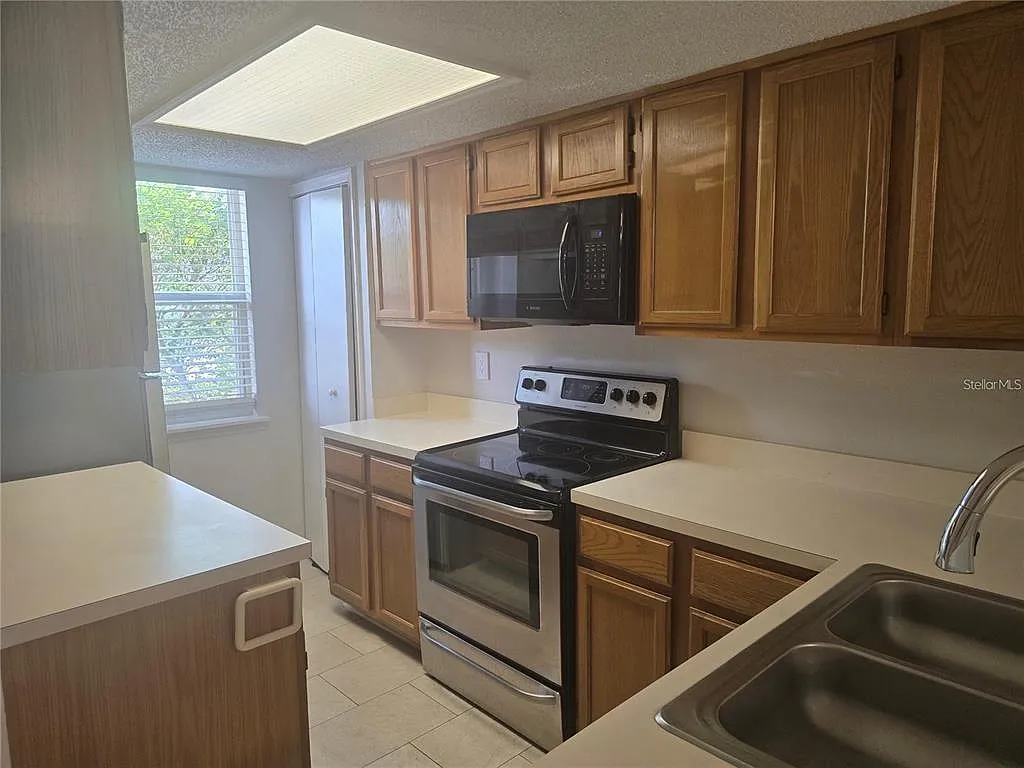 2 bed, 2.5 bath, 1092 sqft, $1,775 — Photo 2