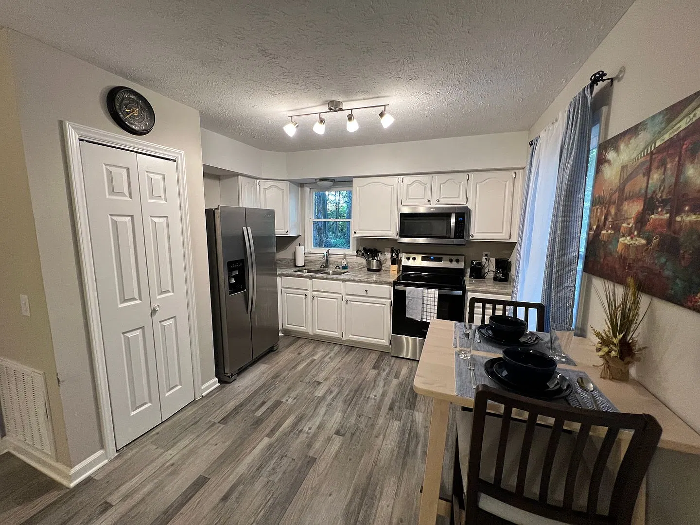 Impeccable Ensuite In King George — Photo 3