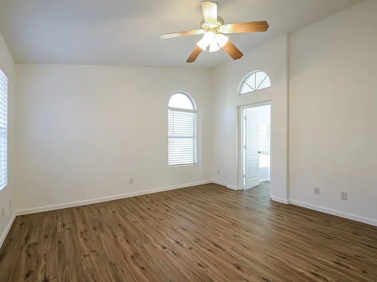 9528 W Clara Ln — Photo 10