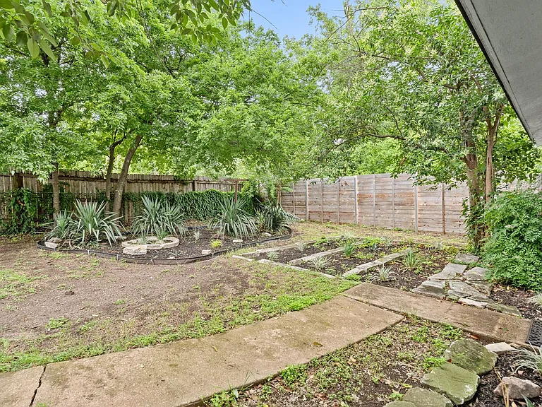 1422 Yorkshire Dr — Photo 25