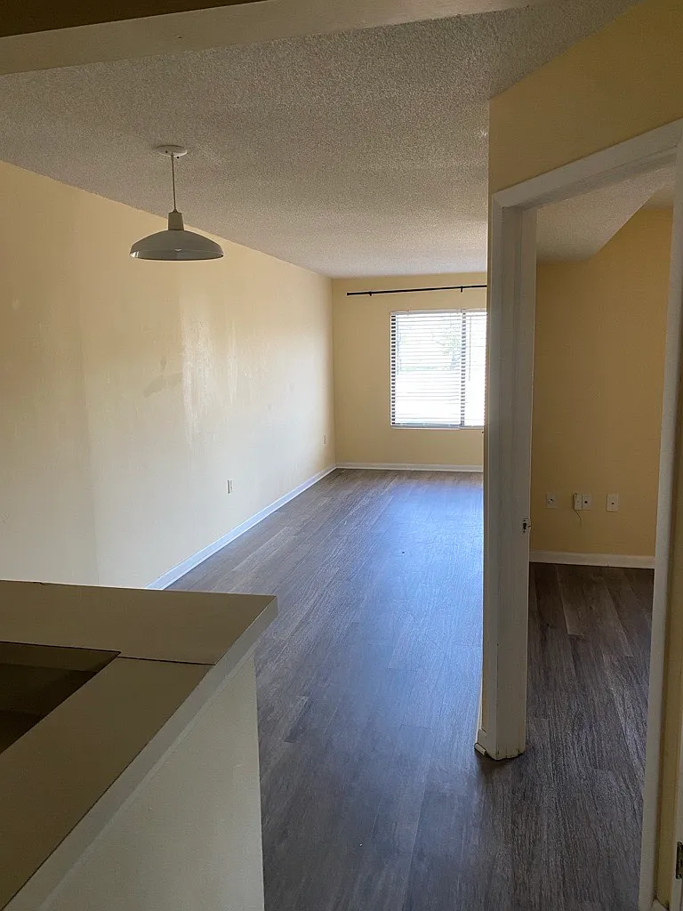 Building Photo - 1600 Park Cir #303