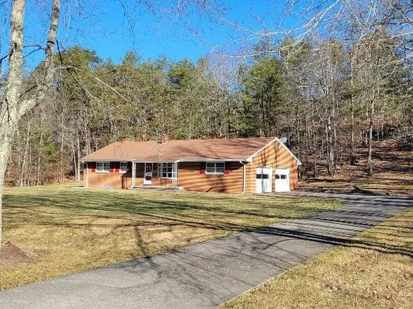 212 Mountain Lake Dr, Covington, VA 24426