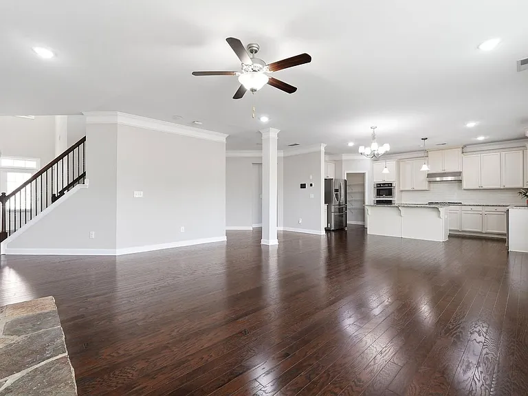 304 Cochin Dr — Photo 2