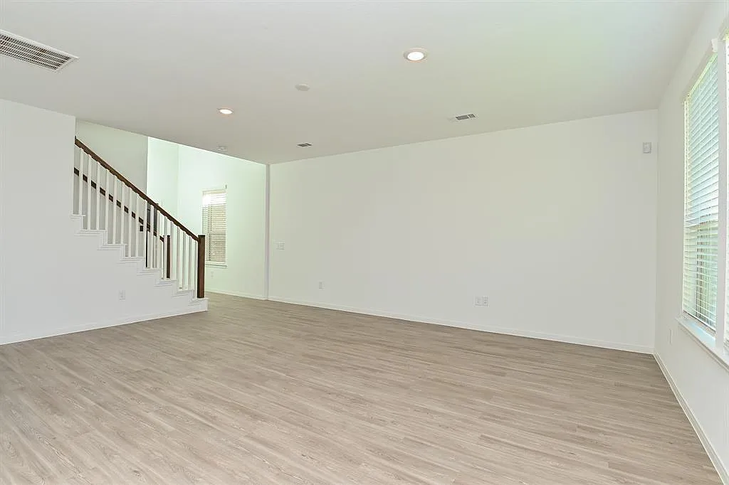 4 bed, 2.5 bath, 1917 sqft, $2,400 — Photo 4