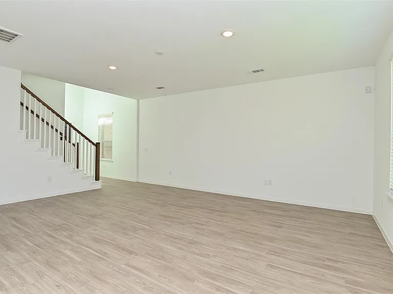 1005 Greenshank Dr — Photo 4