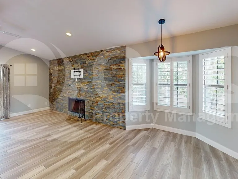 5420 E Paradise Ln — Photo 7