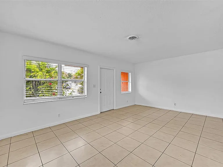 1218 NW 6th Ave — Photo 7