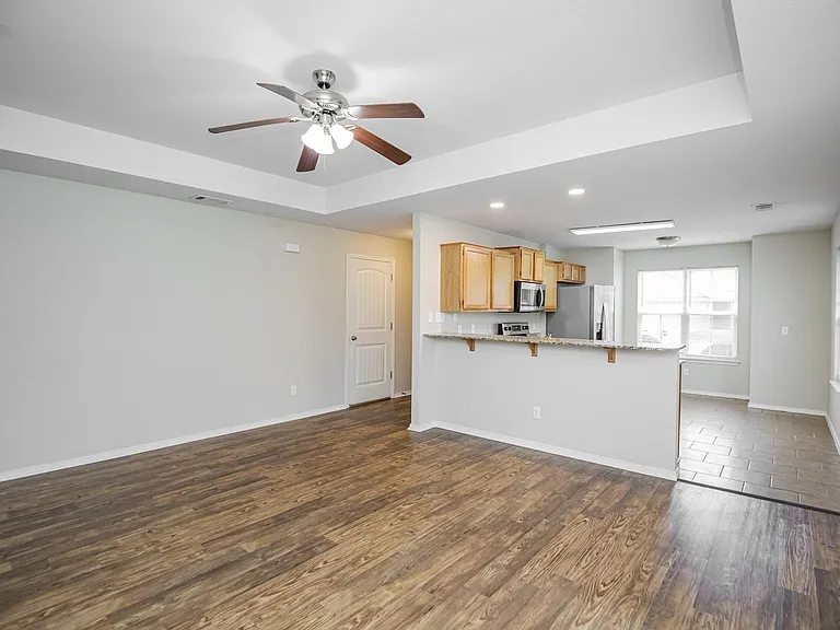 131 Foxglove St — Photo 5