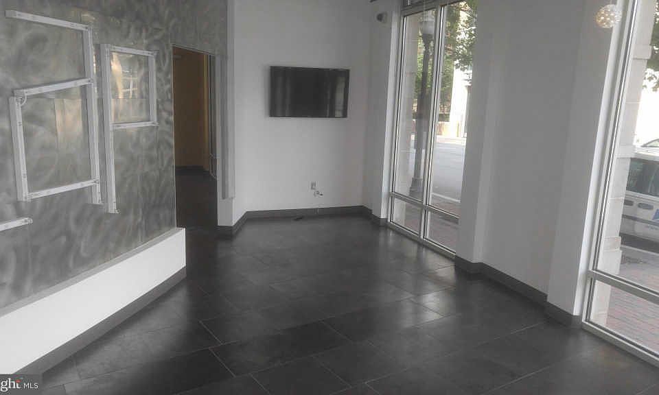 2nd image of 820 N Pollard St #Com1