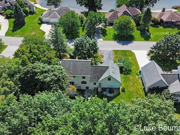 945 Bay Ridge Dr, Holland, MI 49424