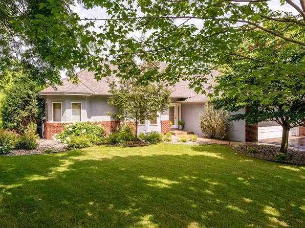 880 Vineland Ct, Chanhassen, MN 55317