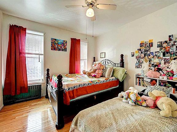 5th image of 521 Essex St